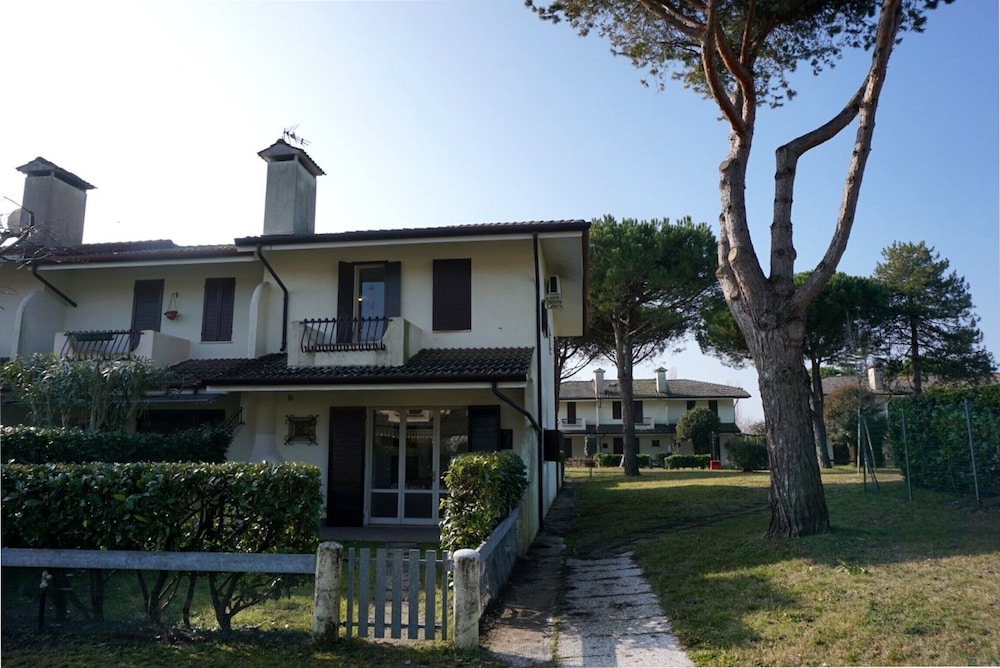 Comfy Villa With Pool and Barbecue — 4-Star Luxury Hotel in Caorle, Italy