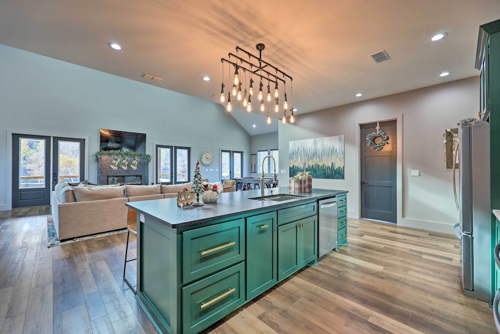 Lavish Riverfront Escape with Gas Grill in Glenwood, United States