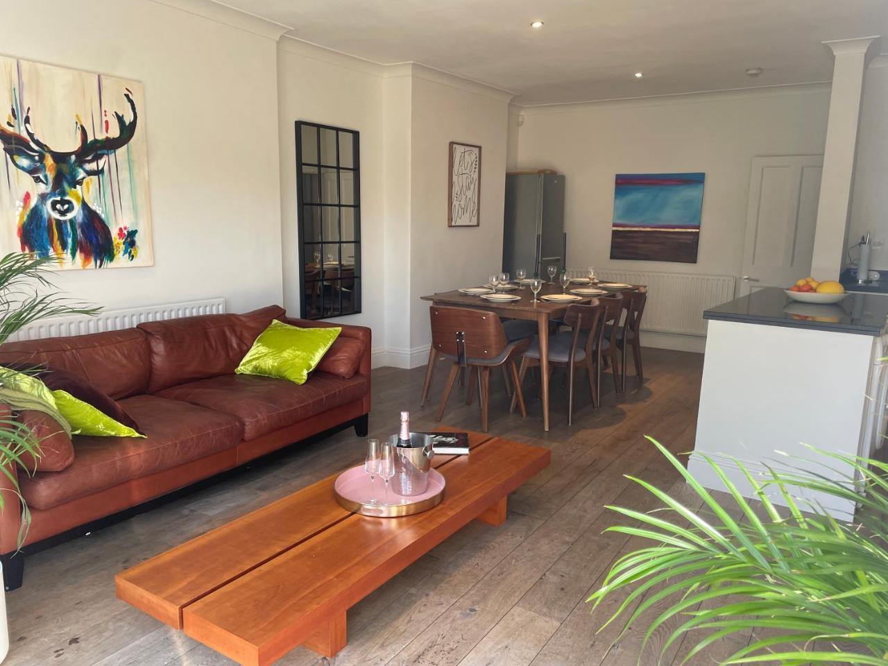 Beautiful 4B.2Ba House office — 4-Star Luxury Hotel in New Malden, United Kingdom