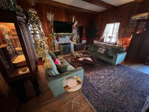 The Mediterranean House Beautiful Downtown House — 4-Star Luxury Hotel in Perryville, United States