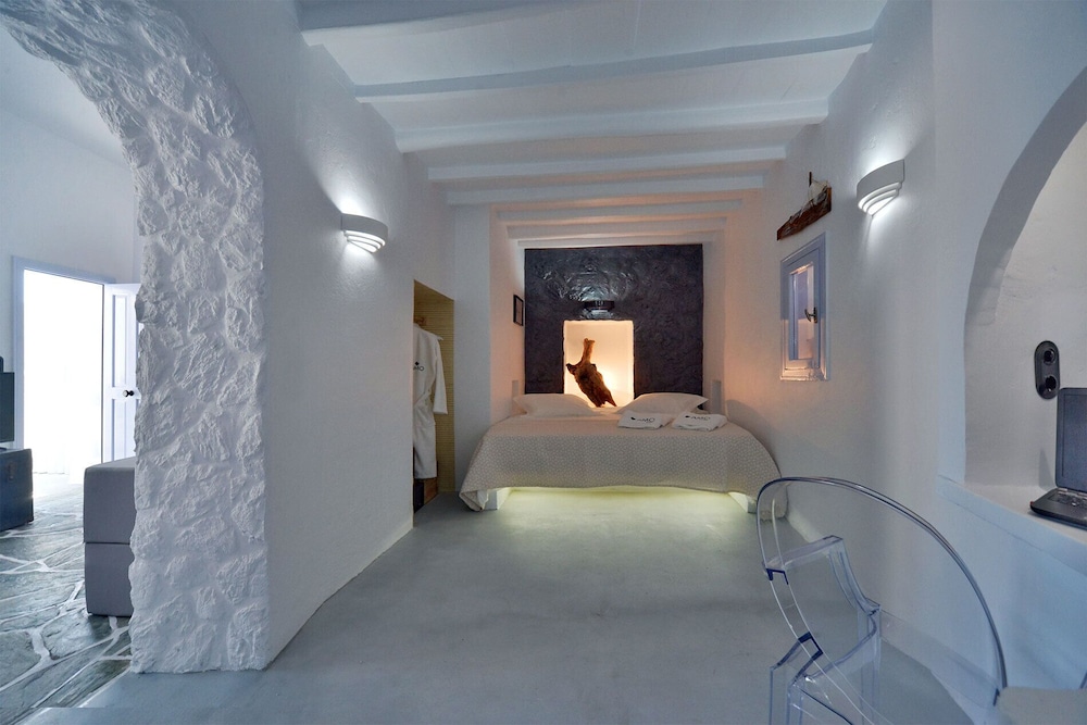 Amo Suites & Spa — 4-Star Luxury Hotel in Folegandros, Greece