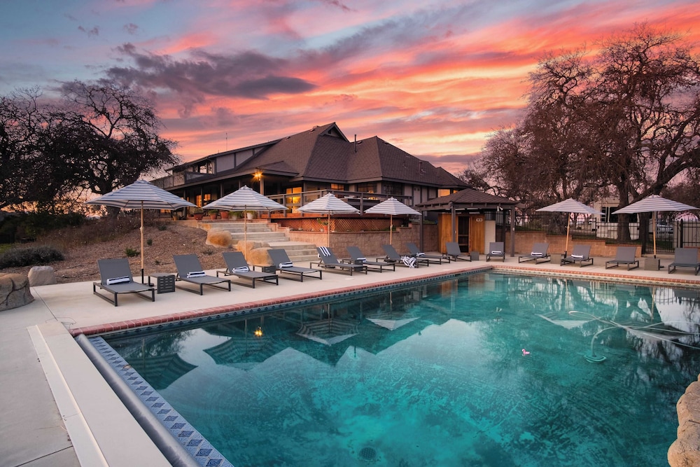 Cathedral by Avantstay Charming Secluded Estate w Sauna Pool Table & Views of the Rolling Hills — hotel in Templeton
