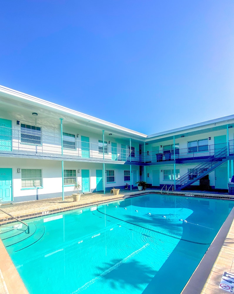Uptown Inn & Suites - photo 35