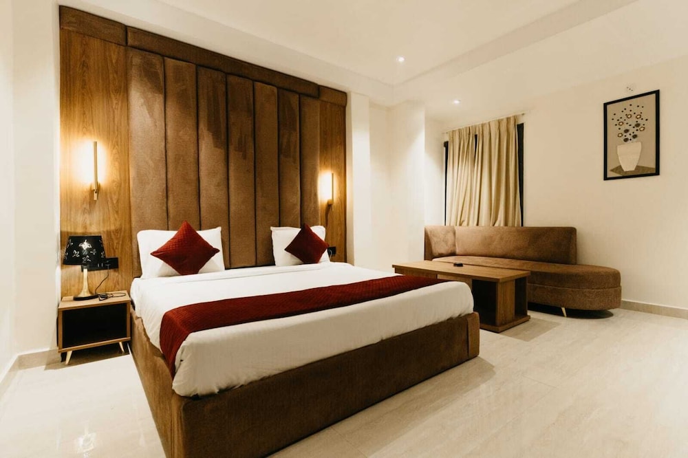 Hotel SS4 Crystals in Lucknow, India