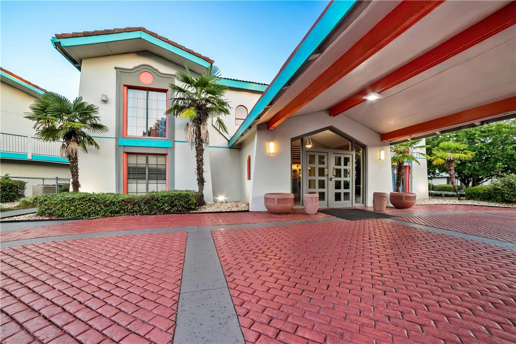 Howard Johnson by Wyndham Columbus Fort Moore - photo 3