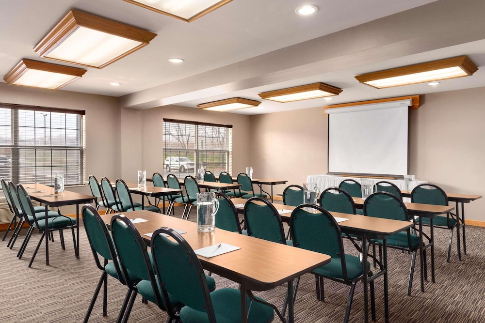 Country Inn & Suites Rochester South Mayo Clinic - photo 25