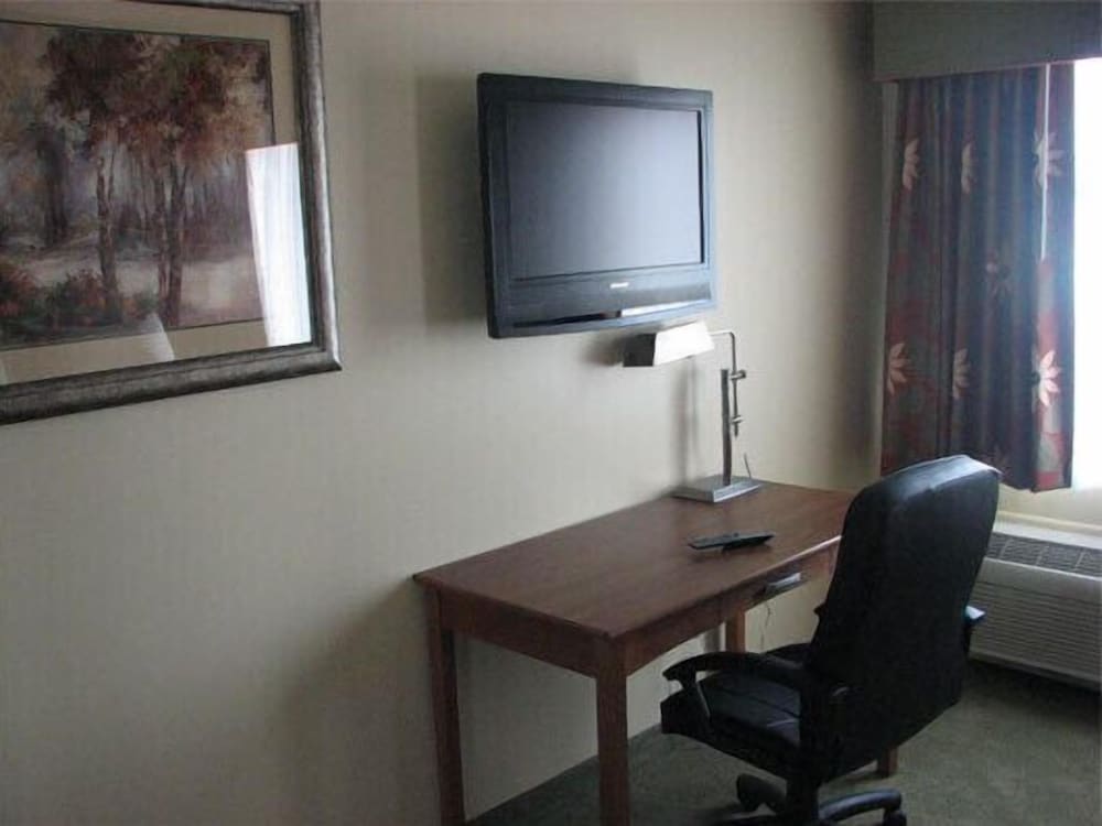 Randolph Inn and Suites - photo 22