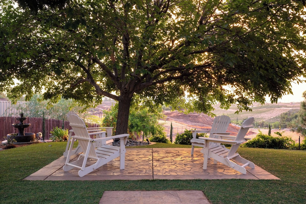 Chateau Syrah by AvantStay Picturesque Estate w Pool Hot Tub Table Tennis Pool Table New Pickleball Court Basketball hoop - photo 3