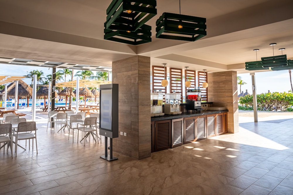 Poolside bar