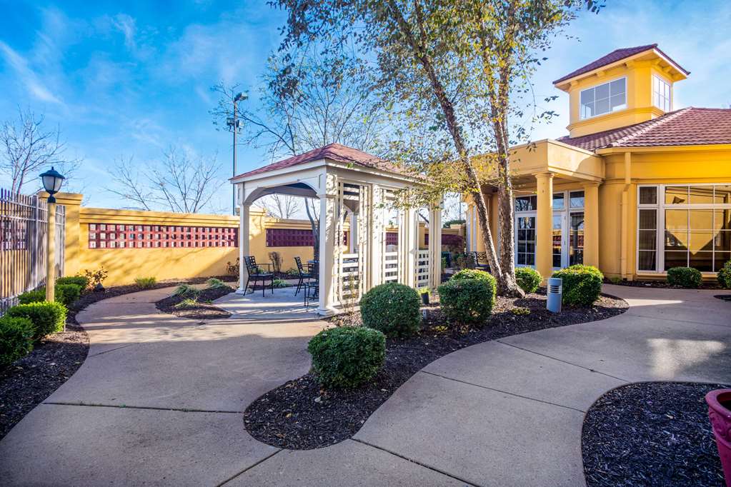 La Quinta Inn & Suites by Wyndham St. Louis Westport - photo 59