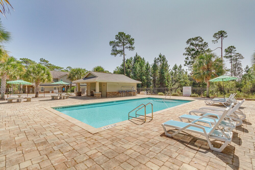 Charming Navarre Townhome 5 Mi to Beach — 4-Star Luxury Hotel in Navarre, United States