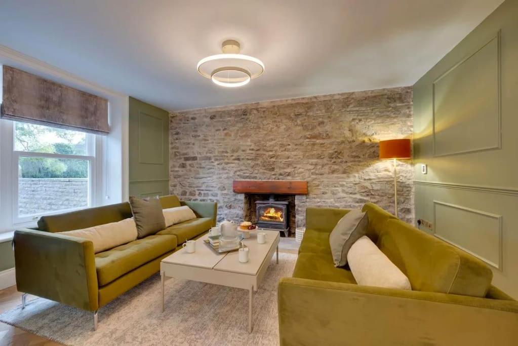 Newly Renovated 4 Bedroom Cottage with Wood Burner