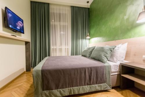 Luxury 3 BR apartment by Freedom square City Center