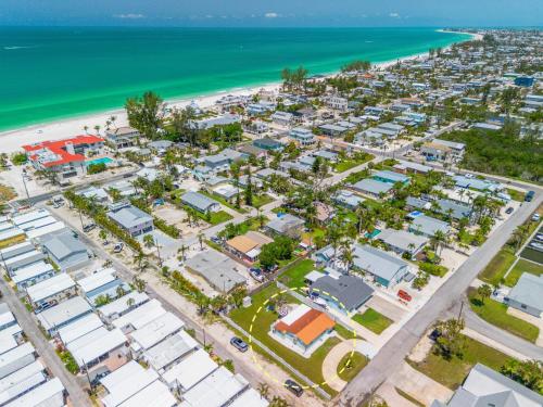 Sandy Feet Retreat in Holmes Beach, United States