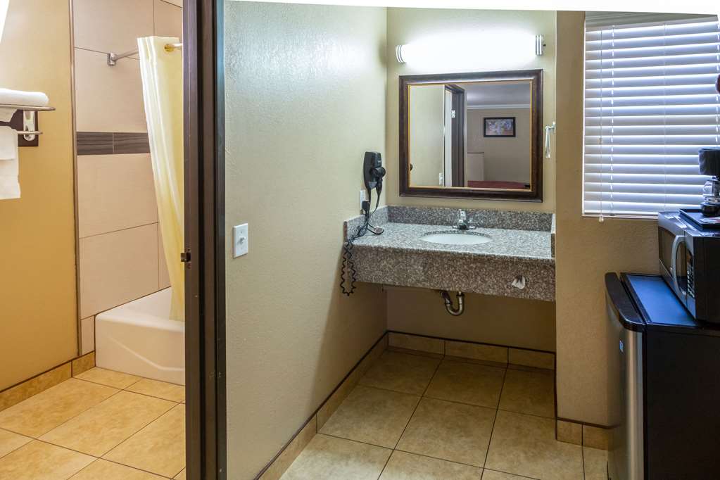 Econo Lodge Inn & Suites Fallbrook Downtown - photo 19