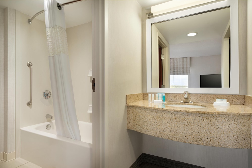 Hampton Inn & Suites Newport Middletown - photo 39