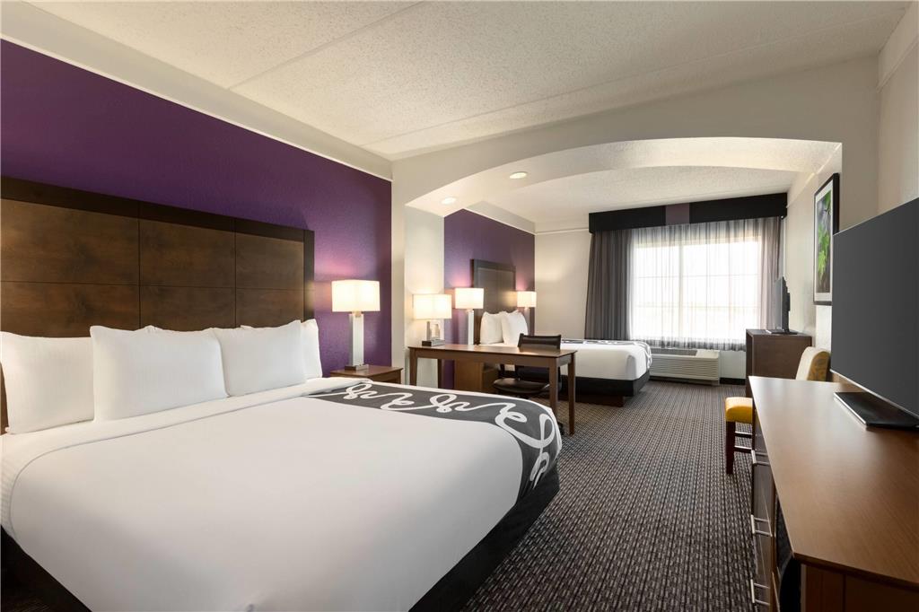 La Quinta Inn & Suites by Wyndham Arlington North 6 Flags Dr - photo 21