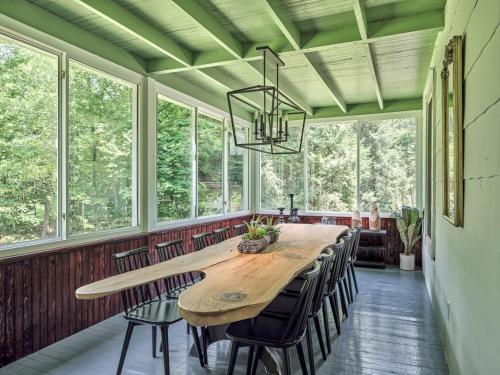 Luxuriously Restored Farm Cabin — 4-Star Luxury Hotel in Mountainhome, United States