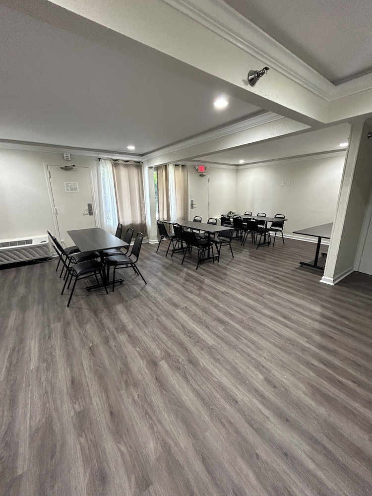 Clarion Pointe Greensboro Coliseum Area - photo 36