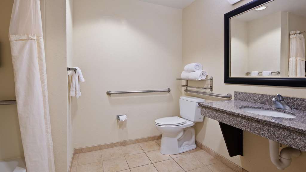 Best Western Plus Chain of Lakes Inn & Suites - photo 17