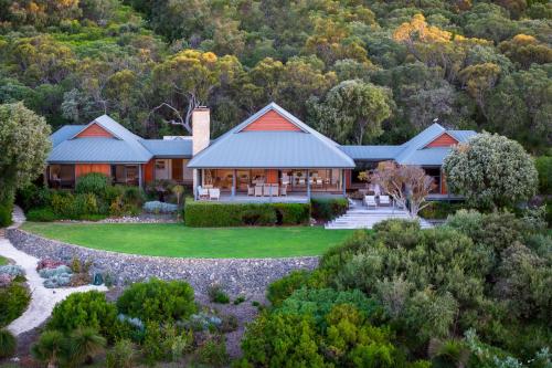 Skyfall I Private Properties - carbon neutral hotel in Yallingup