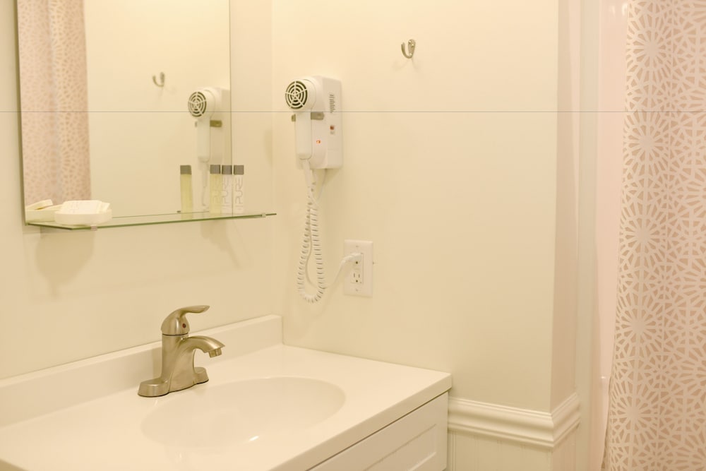 Sandwich Inn and Suites - photo 14