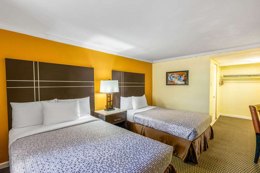 Econo Lodge Beach and Boardwalk - photo 10