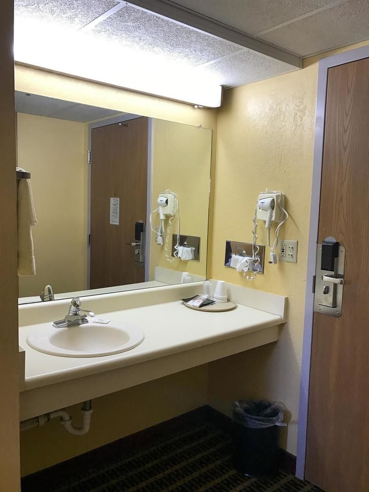 Americas Best Value Inn Bell Tower - photo 31