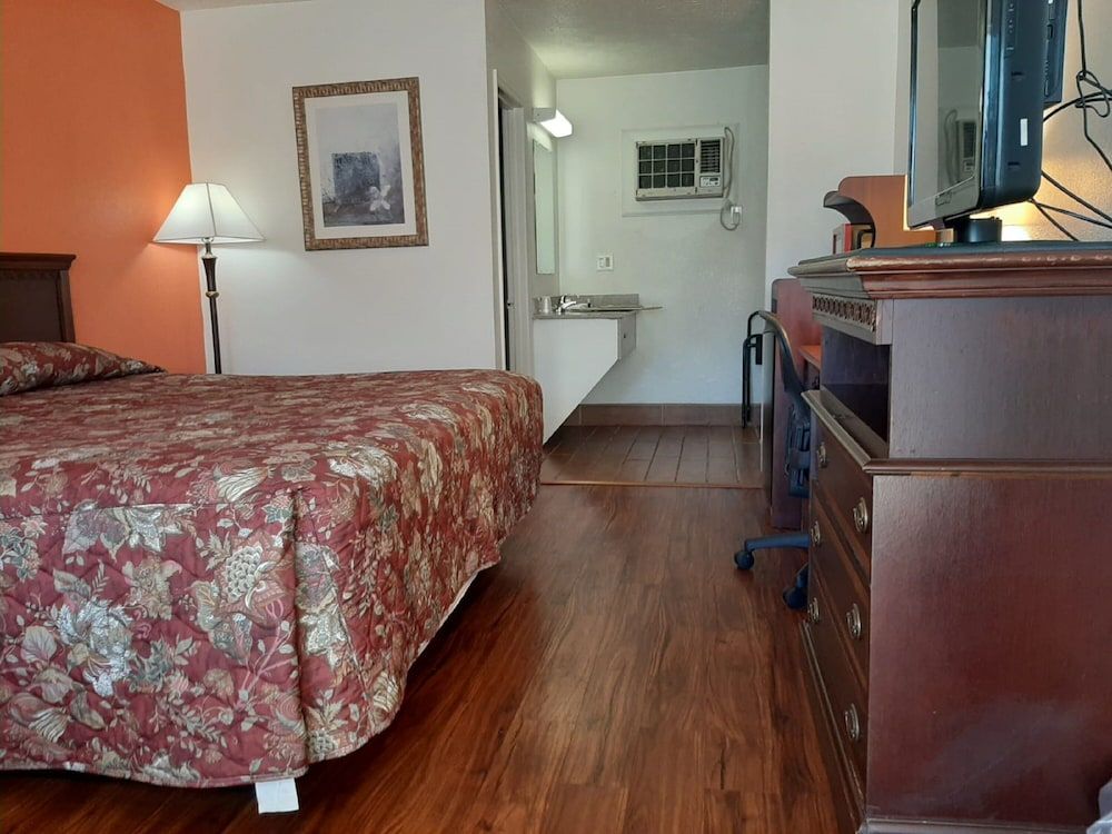 Super 8 Jonesville Elkin Area - photo 13