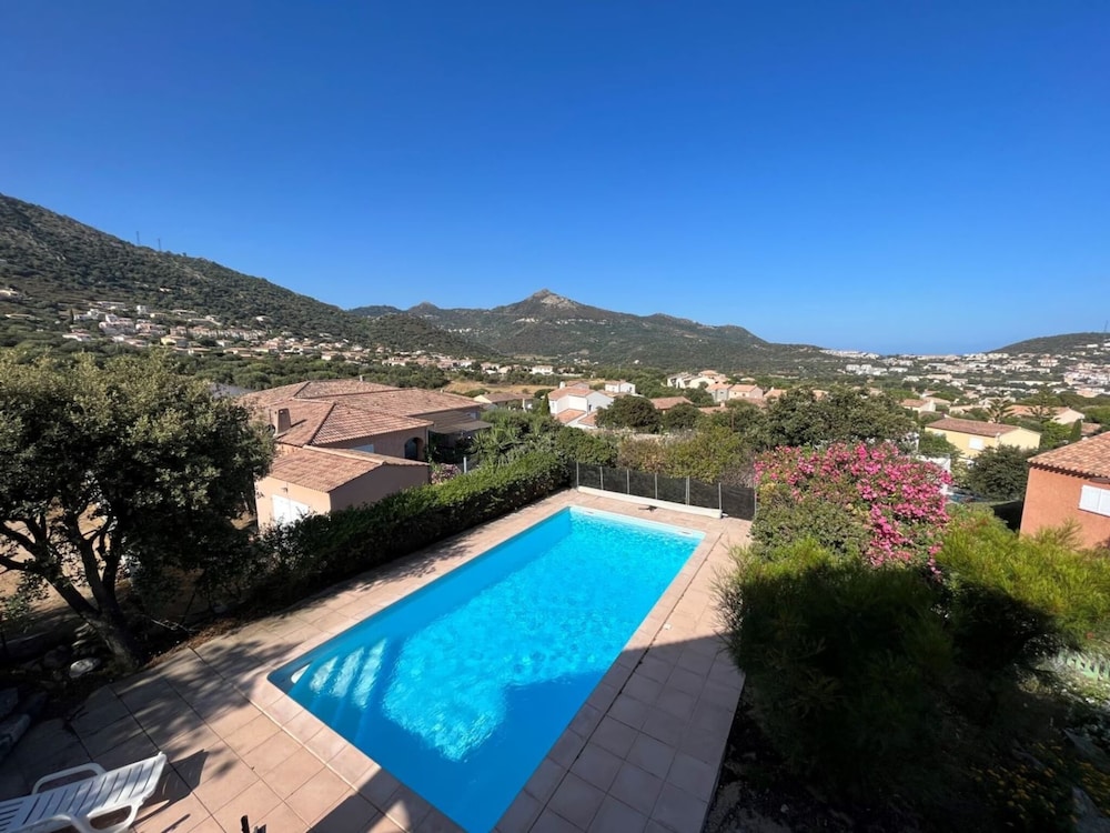 Superb Villa With sea View and Private Pool — 4-Star Luxury Hotel in Monticello, France