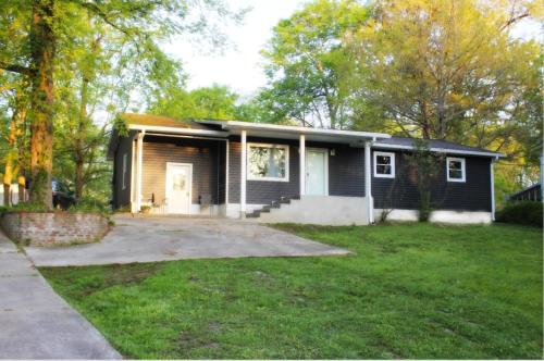 Updated cottage Screened Patio Near Lake Barkley — 4-Star Luxury Hotel in Cadiz, United States