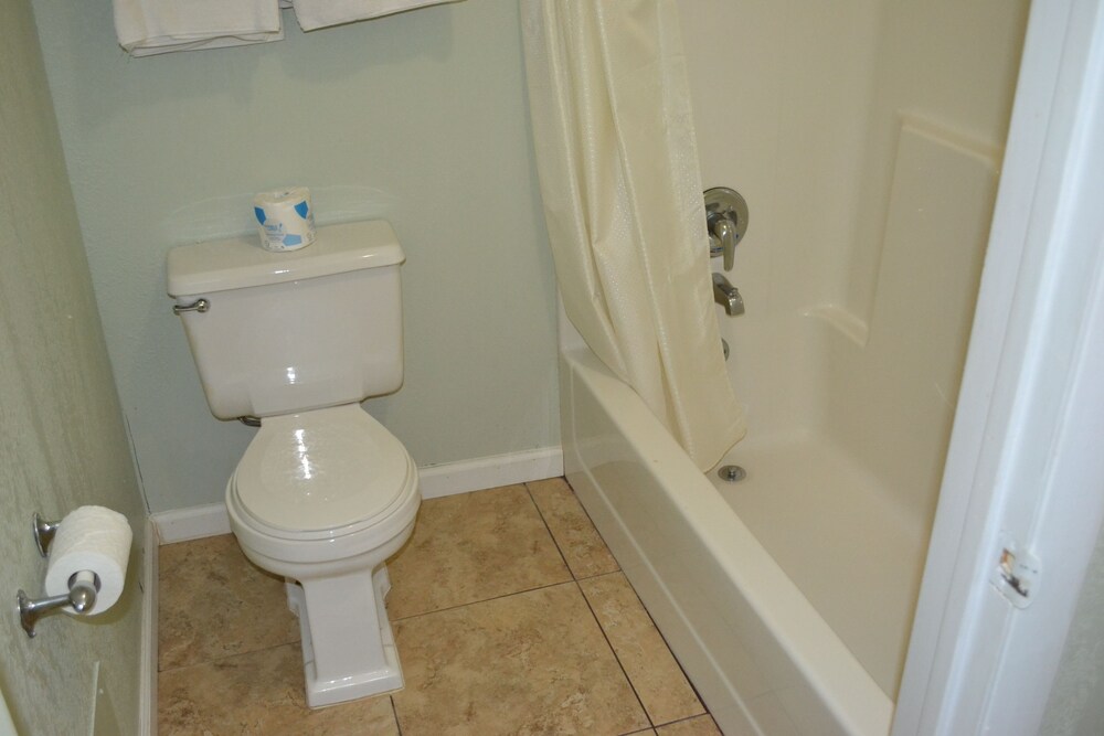 Lake Country Motel - photo 23