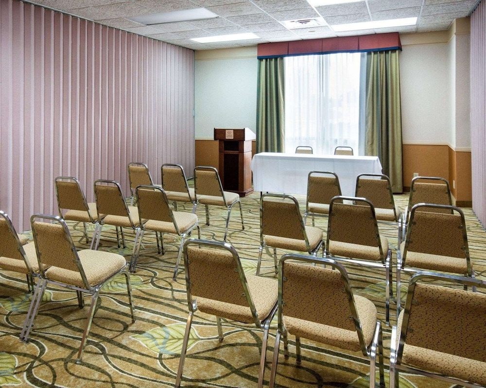 Comfort Suites Parkersburg South - photo 50