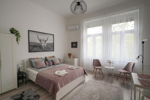 A Lovley newly decorated fully equipped apartment walking distance to the City Park where you will find the world famous Szechenyi thermal bath spa Museums and the Capital Circus AC smart TV high speed internet — 4-Star Luxury Hotel in Budapest, Hungary