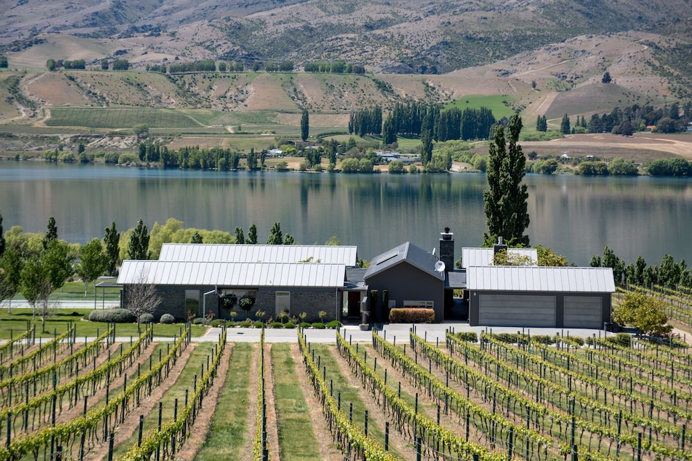 Mt Michael Lodge — 5-Star Luxury Hotel in Cromwell, New Zealand
