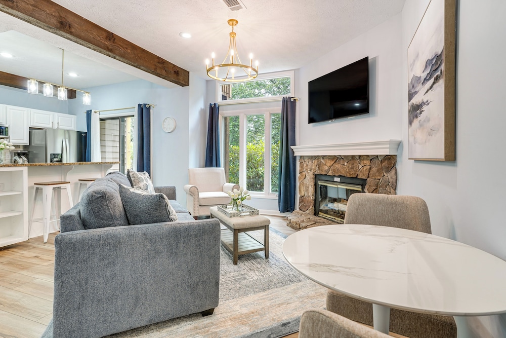 Walk to Slopes: Wintergreen Resort Condo w Pool — 4-Star Luxury Hotel in Nellysford, United States