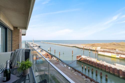 Lighthouse View Pier facing apartment with garage — 4-Star Luxury Hotel in Nieuwpoort, Belgium