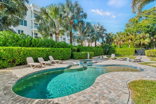 Siesta Breeze Retreat 300 in Sarasota, United States