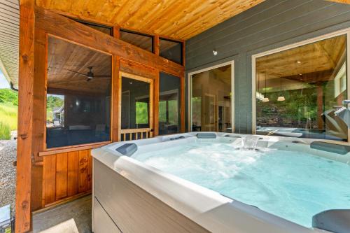 New Ozark Oasis Luxe Cabin Retreat with Hot Tub — 4-Star Luxury Hotel in Hollister, United States