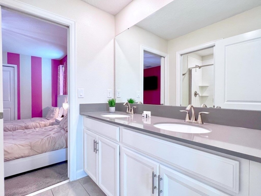 8 Bed Storey Lake Resort Huge Bedroom for Kids home - photo 20