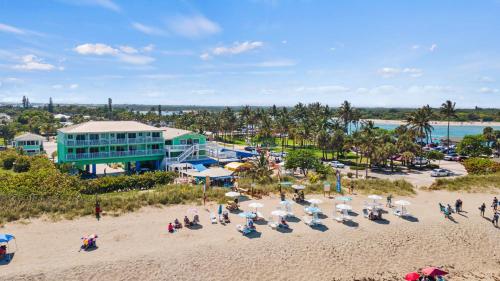 Oceanfront Inn Private Balcony 2 Full Beds #16 in Fort Pierce, United States