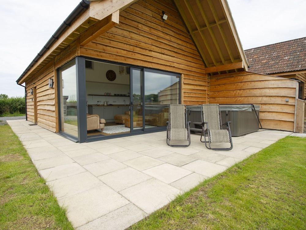 Starling Lodge — 4-Star Luxury Hotel in Wedmore, United Kingdom