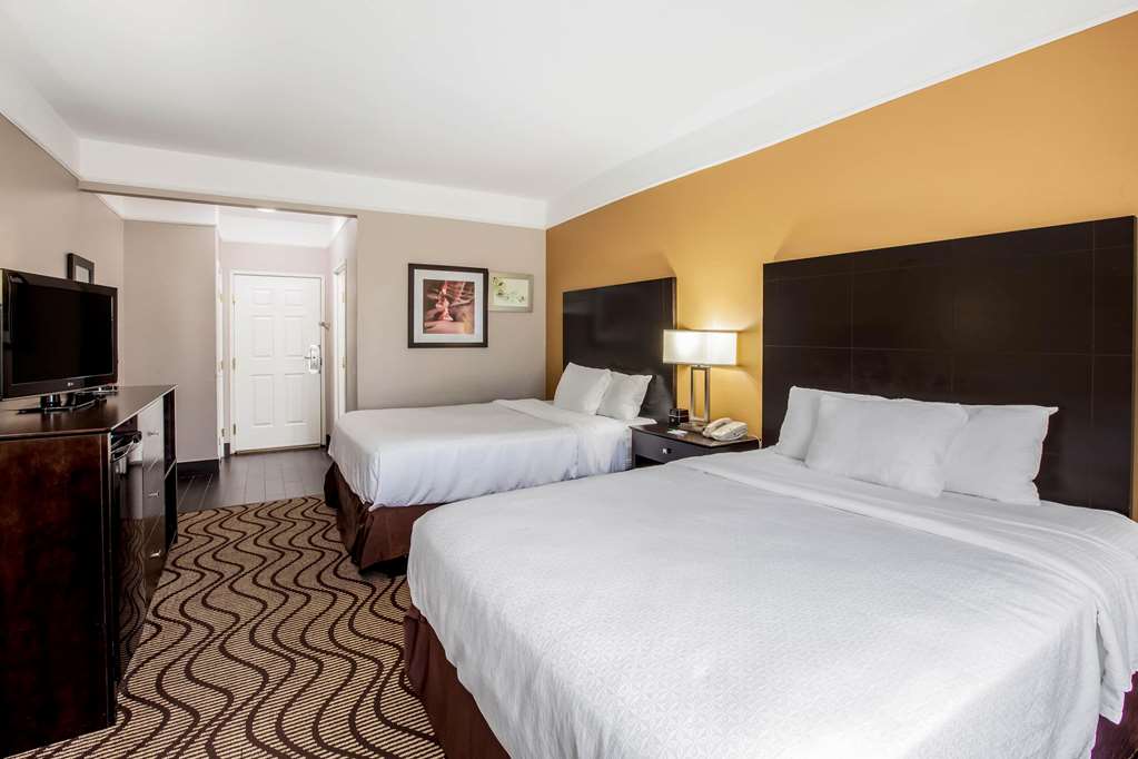 La Quinta Inn & Suites by Wyndham Pasadena - photo 22