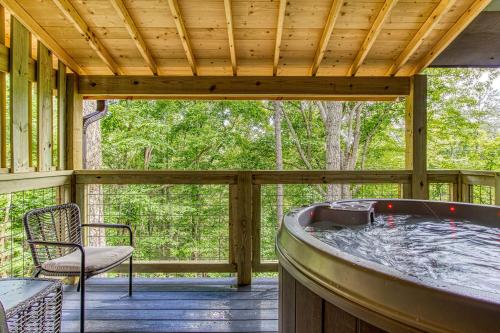 Smoky Vista Cottage Hot Tub WIFI Mtn Views 560 FREE tickets each paid day — 4-Star Luxury Hotel in Sevierville, United States