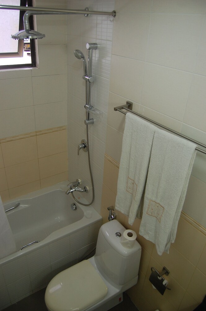 Deep Soaking Bathtub