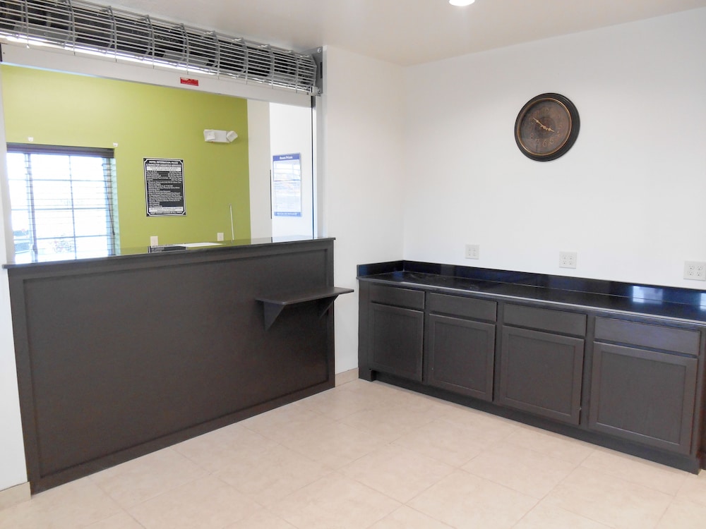 Super 8 by Wyndham Kenedy - photo 2