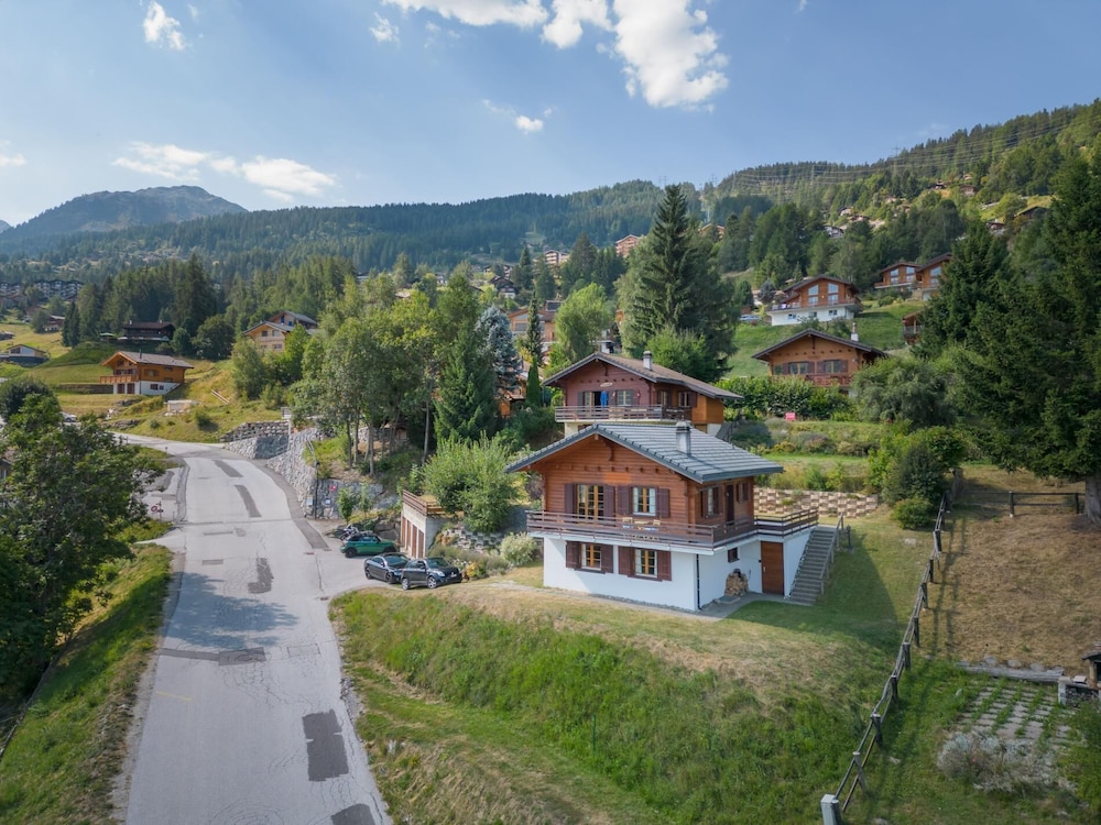 Chalet Les Crus — 4-Star Luxury Hotel in Riddes, Switzerland