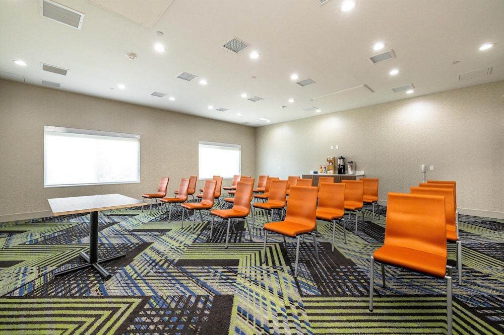 Holiday Inn Express & Suites San Jose Silicon Valley - photo 76