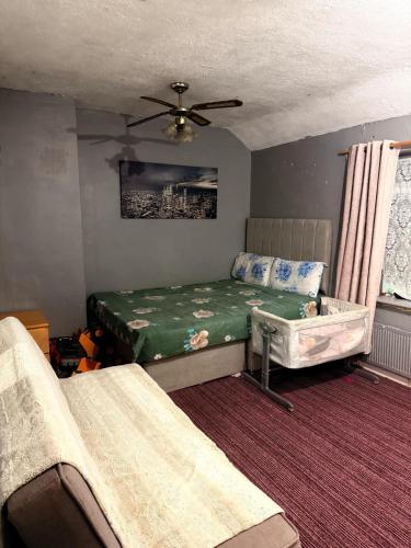 Spacious two bedrooms - carbon neutral hotel in Dagenham