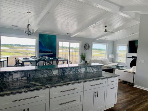 All Marshed Up 1 block to Beach & Spectacular Marsh View — 4-Star Luxury Hotel in Santa Cruz, United States